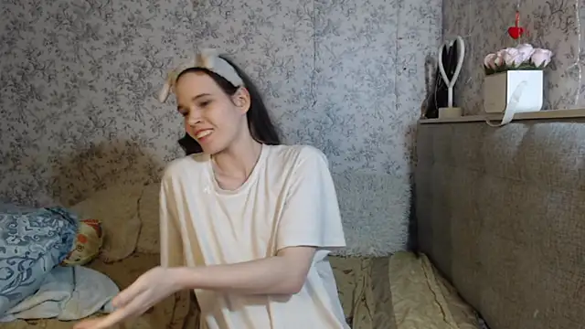 Snapshot of Nicole-Petite chatting on 01-26-25, 04:20 Nicole-Petite online show from 01-26-25, 04:20