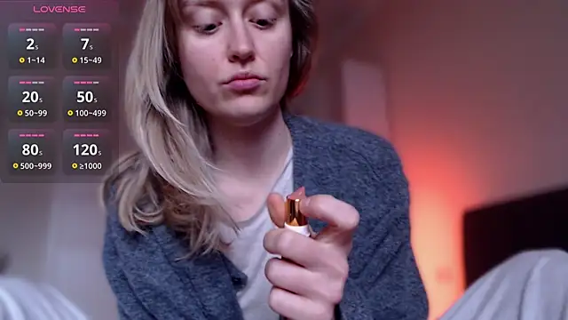 Snapshot of iilovetomatoes chatting on 12-18-25, 01:39 iilovetomatoes online show from 12-18-25, 01:39