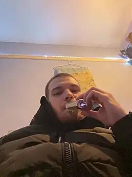 Snapshot of Z1uk chatting on 12-11-24, 05:59 Z1uk online show from 12-11-24, 05:59