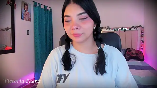 victoriaasaenz  online show from 12-17-25, 12:38