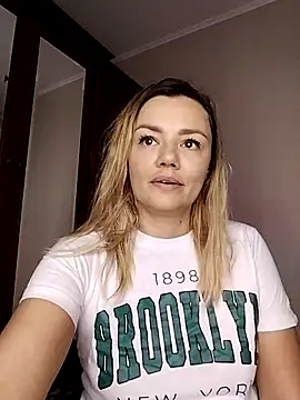 Snapshot of KrissSexi chatting on 10-23-25, 05:18 KrissSexi online show from 10-23-25, 05:18