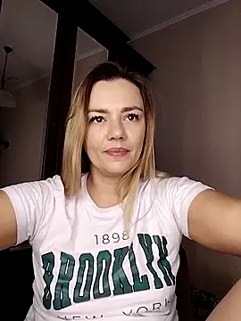 Snapshot of KrissSexi chatting on 10-24-25, 04:42 KrissSexi online show from 10-24-25, 04:42