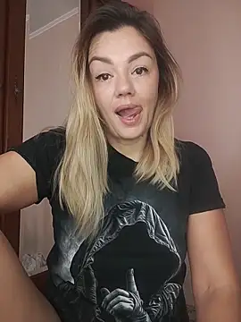 Snapshot of KrissSexi chatting on 10-31-25, 06:14 KrissSexi online show from 10-31-25, 06:14