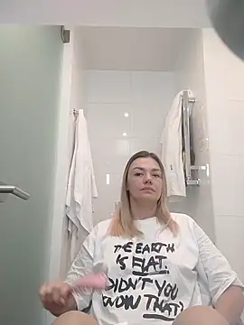 Snapshot of KrissSexi chatting on 11-11-25, 07:30 KrissSexi online show from 11-11-25, 07:30