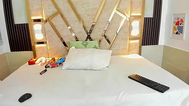 Athenea Mills online show from 12-26-24, 06:43