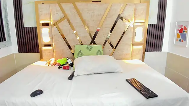 Athenea Mills online show from 12-27-24, 06:53