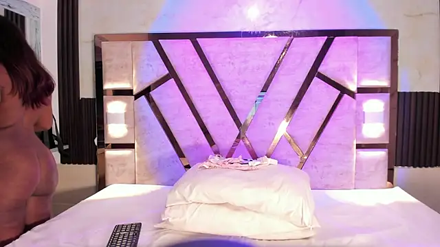 Athenea Mills online show from 03-31-26, 06:52