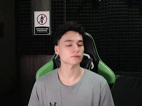 Snapshot of Curly_Angel24 chatting on 12-20-25, 01:12 Curly Angel24 online show from 12-20-25, 01:12