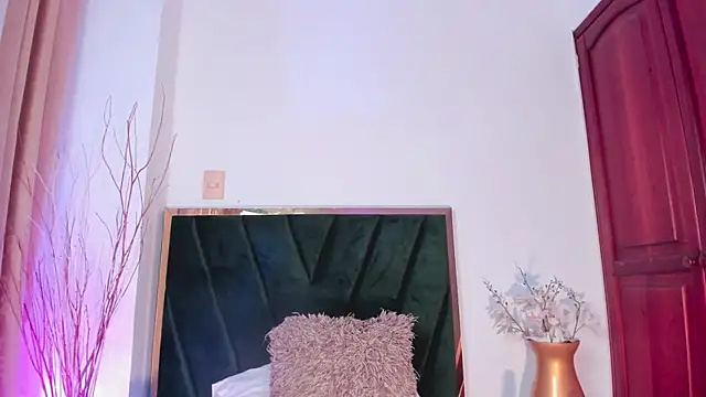 NoraDasilva online show from 11-11-25, 01:05