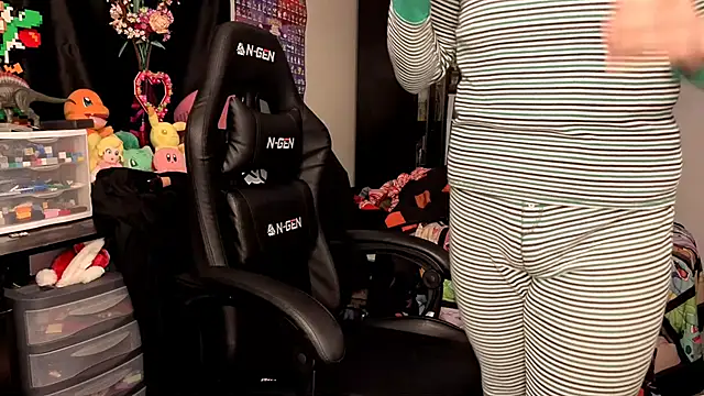 Snapshot of ShinyCherub chatting on 10-12-25, 07:57 ShinyCherub online show from 10-12-25, 07:57