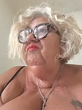 Snapshot of Merilulla chatting on 06-17-26, 11:45 Merilulla online show from 06-17-26, 11:45