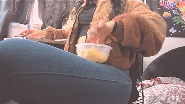 Snapshot of MYFAVOURITESTRAGER chatting on 10-16-25, 03:35 MYFAVOURITESTRAGER online show from 10-16-25, 03:35