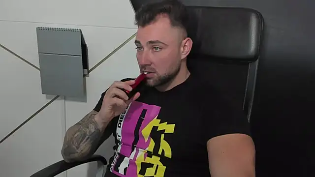 Snapshot of DuncanStone chatting on 03-07-25, 09:07 DuncanStone online show from 03-07-25, 09:07