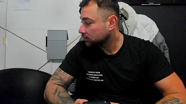 Snapshot of DuncanStone chatting on 12-17-25, 05:24 DuncanStone online show from 12-17-25, 05:24