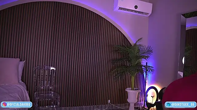 Snapshot of Dakota_Lee chatting on 10-24-25, 03:03 Dakota Lee online show from 10-24-25, 03:03