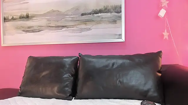 Snapshot of Tiffanysurez_ chatting on 09-16-25, 08:32 Tiffanysurez online show from 09-16-25, 08:32