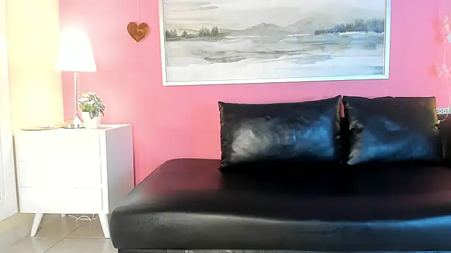 Snapshot of Tiffanysurez_ chatting on 10-15-25, 08:09 Tiffanysurez online show from 10-15-25, 08:09