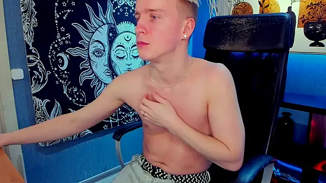 Snapshot of AlexxSweet chatting on 12-14-24, 01:38 AlexxSweet online show from 12-14-24, 01:38