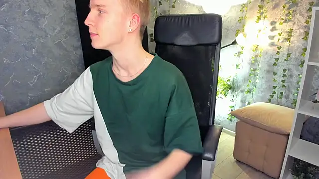 Snapshot of AlexxSweet chatting on 12-20-24, 10:49 AlexxSweet online show from 12-20-24, 10:49