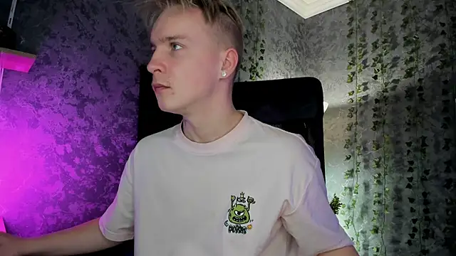 Snapshot of AlexxSweet chatting on 11-02-25, 07:00 AlexxSweet online show from 11-02-25, 07:00