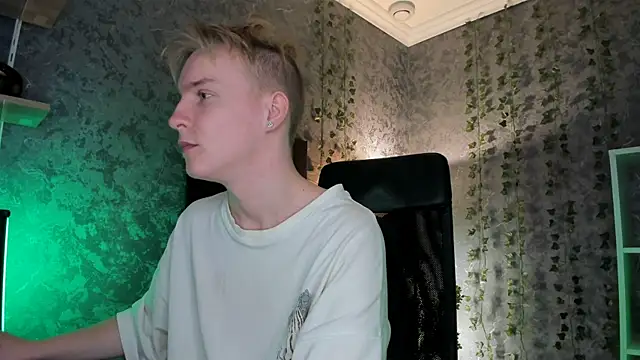 Snapshot of AlexxSweet chatting on 11-08-25, 07:30 AlexxSweet online show from 11-08-25, 07:30