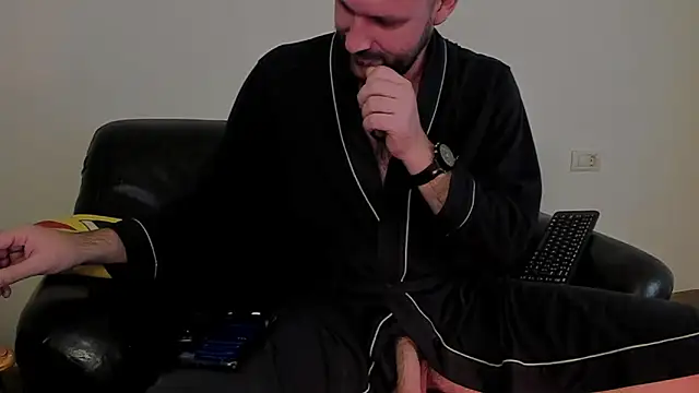 Snapshot of KingMalcom chatting on 10-20-25, 04:29 KingMalcom online show from 10-20-25, 04:29