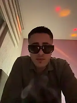 Snapshot of WhiteeMen chatting on 11-25-25, 08:42 WhiteeMen online show from 11-25-25, 08:42