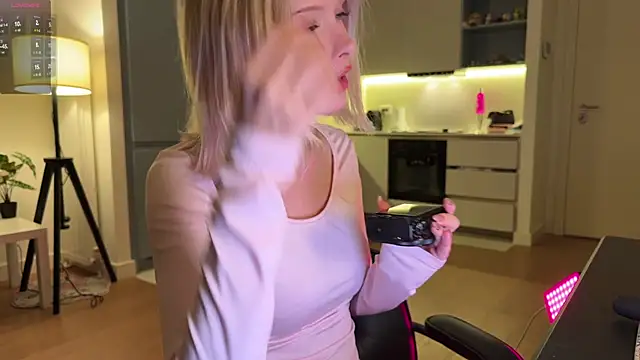 Snapshot of neon_demon chatting on 09-18-25, 08:33 neon demon online show from 09-18-25, 08:33