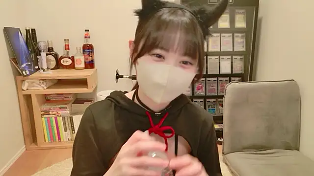 Snapshot of HIKARI_x0 chatting on 04-28-26, 02:33 HIKARI x0 online show from 04-28-26, 02:33
