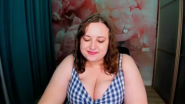 Snapshot of GwenHoward chatting on 01-06-25, 04:02 GwenHoward online show from 01-06-25, 04:02