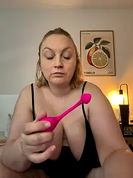 Snapshot of BBW_Nora chatting on 12-02-25, 09:03 BBW Nora online show from 12-02-25, 09:03