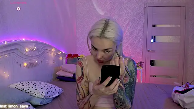 LillyMoure  online show from 10-05-25, 11:35