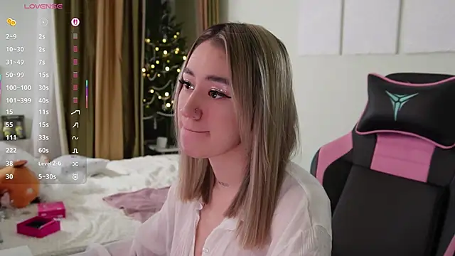 Snapshot of Fiona-Love chatting on 12-20-25, 05:20 Fiona-Love online show from 12-20-25, 05:20