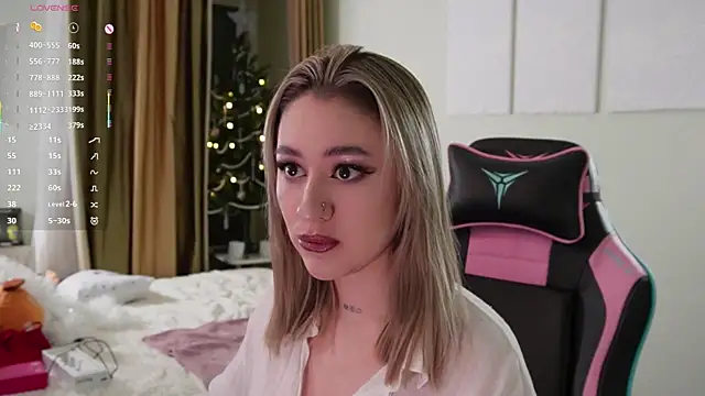 Snapshot of Fiona-Love chatting on 12-21-25, 05:20 Fiona-Love online show from 12-21-25, 05:20