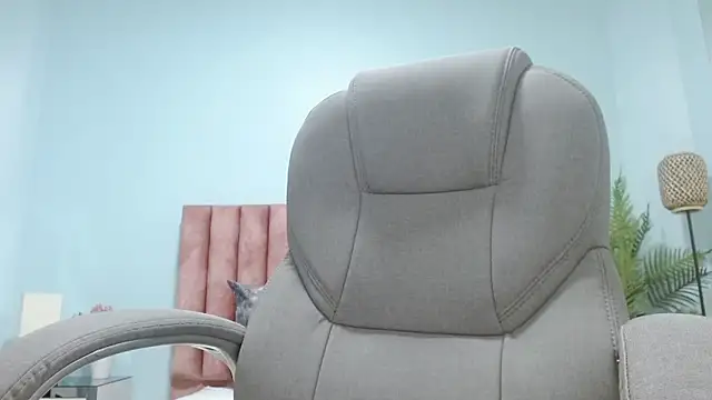 Snapshot of sophia_hadid chatting on 11-15-25, 07:21 sophia hadid online show from 11-15-25, 07:21