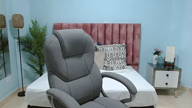 Snapshot of sophia_hadid chatting on 11-19-25, 08:20 sophia hadid online show from 11-19-25, 08:20