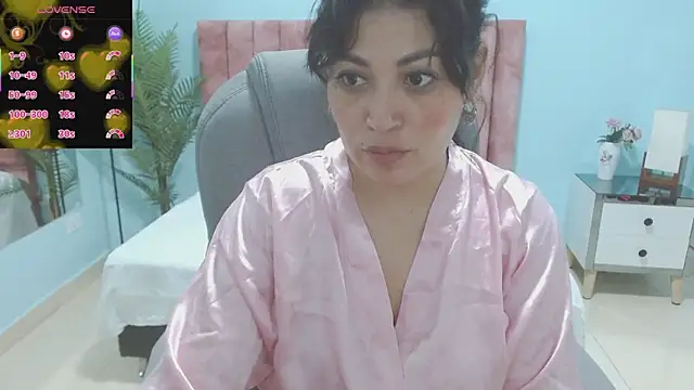 Snapshot of sophia_hadid chatting on 12-02-25, 08:26 sophia hadid online show from 12-02-25, 08:26