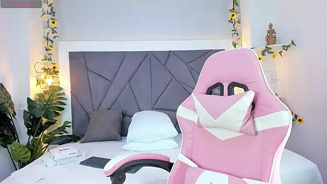 Snapshot of KiarhaTrixie chatting on 12-14-25, 03:12 KiarhaTrixie online show from 12-14-25, 03:12