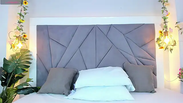 Snapshot of KiarhaTrixie chatting on 12-18-25, 03:23 KiarhaTrixie online show from 12-18-25, 03:23