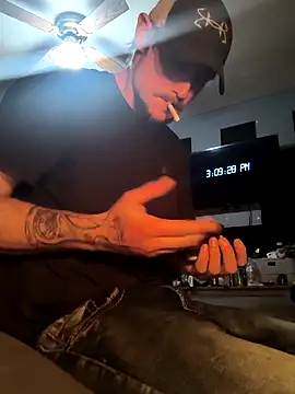 Snapshot of Midwestalpha chatting on 12-17-25, 09:10 Midwestalpha online show from 12-17-25, 09:10