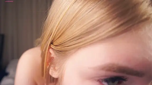 Snapshot of EllenReeves chatting on 03-09-25, 03:38 EllenReeves online show from 03-09-25, 03:38