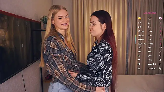 Snapshot of EllenReeves chatting on 10-14-25, 06:25 EllenReeves online show from 10-14-25, 06:25