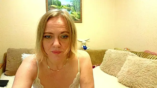 Snapshot of YourQueenX chatting on 06-09-26, 04:35 YourQueenX online show from 06-09-26, 04:35