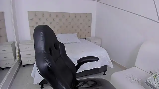 CinthiaCollins online show from 11-30-25, 03:49