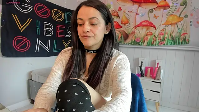 LovelyAzucena online show from 11-18-25, 03:05