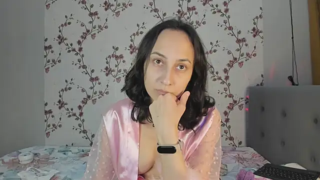 Snapshot of Alisagold90 chatting on 02-06-25, 06:02 Alisagold90 online show from 02-06-25, 06:02
