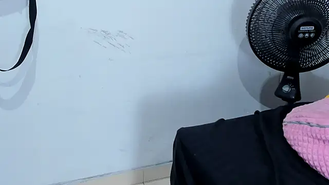 Snapshot of Couple_Gold69 chatting on 03-19-25, 03:51 Couple Gold69 online show from 03-19-25, 03:51