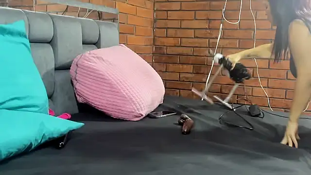 Snapshot of Couple_Gold69 chatting on 10-23-25, 09:08 Couple Gold69 online show from 10-23-25, 09:08