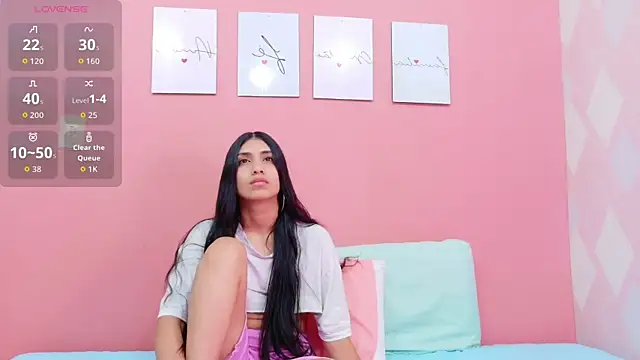 littlee emilyy  online show from 10-04-25, 12:30