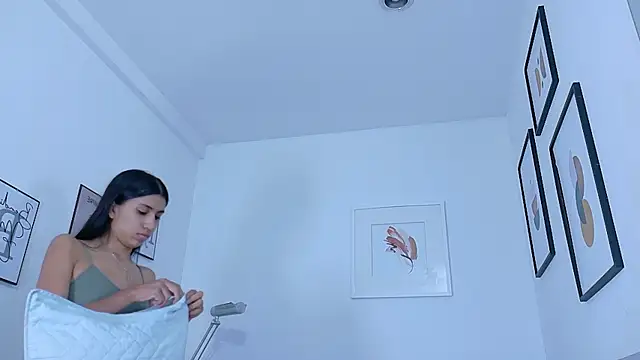 littlee emilyy  online show from 05-17-26, 12:23